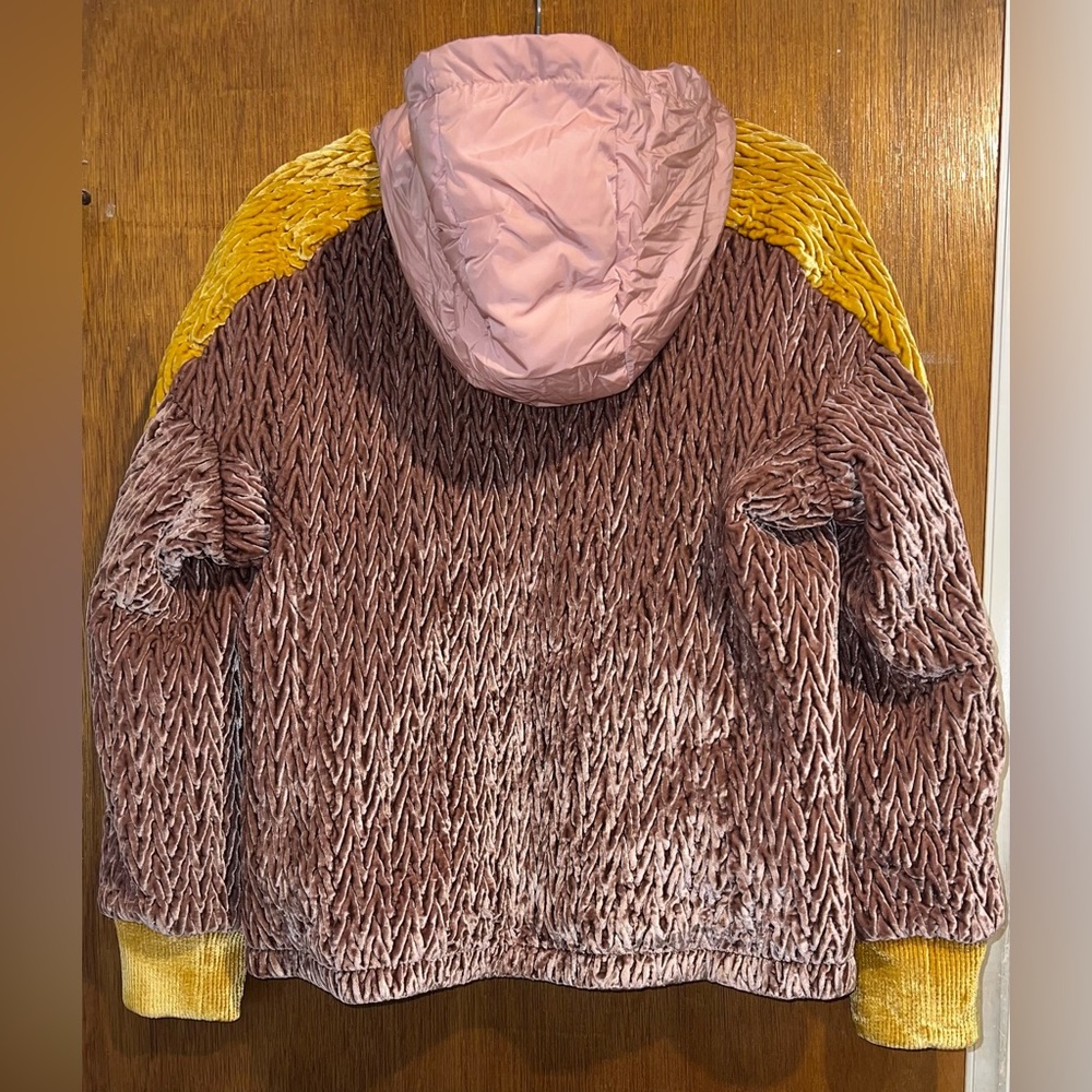 Moncler Cormoran Down Pink and Gold Women’s Jacket - Picture 4 of 16